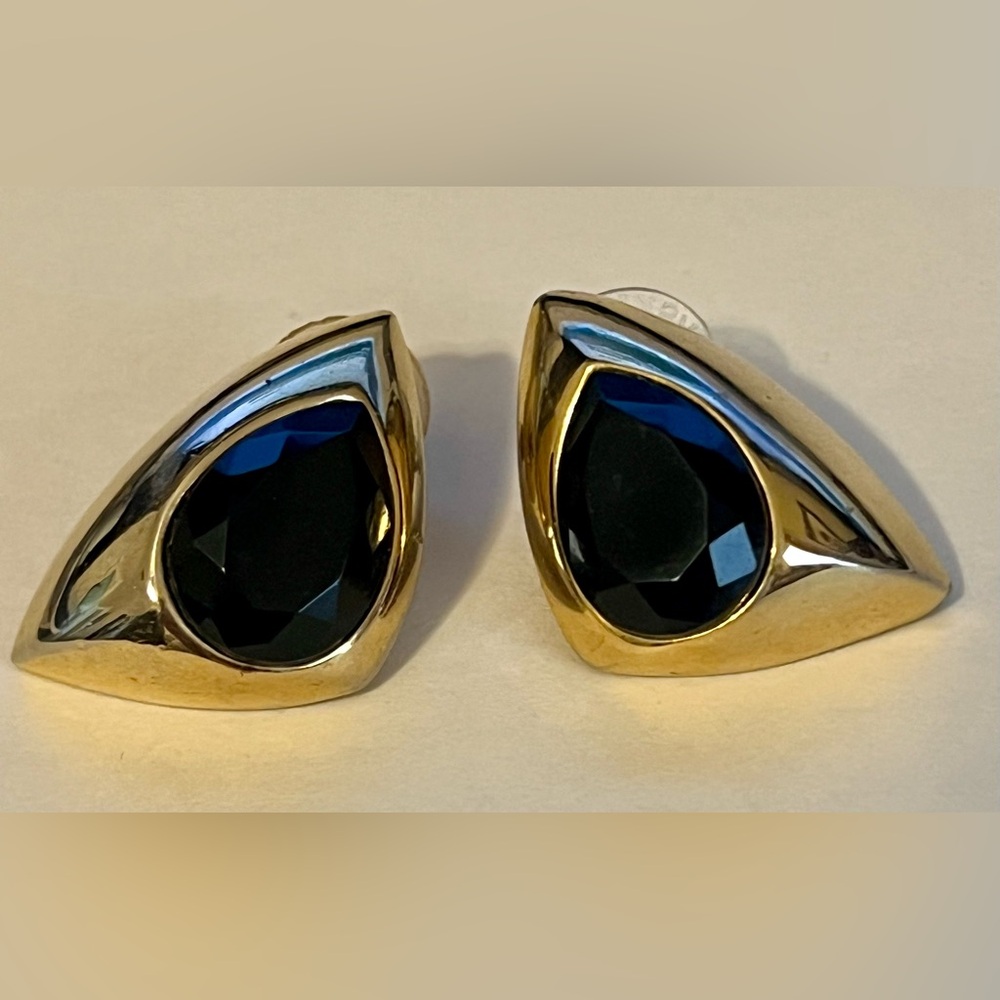 Vtg Elegant Gold Tone & faux Onyx Black Earrings